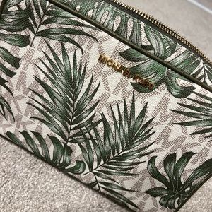 BRAND NEW MK JET SET LG EW CROSSBODY IN OLIVE/PALM 💚🤍🤎